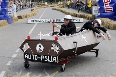 Vilniuje važinėjo karstas ant ratukų 