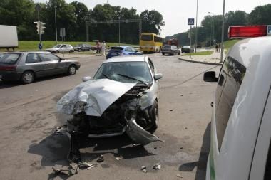Kaune į avariją pateko tarpmiestinis autobusas (papildyta)