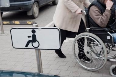 Kaune gatvėje partrenkta neįgaliojo vežimėliu važiuojanti moteris