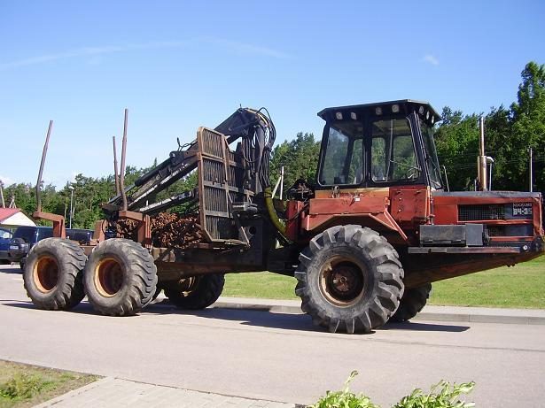 Pasieniečiai sulaikė galimai pavogtą traktorių miškovežį
