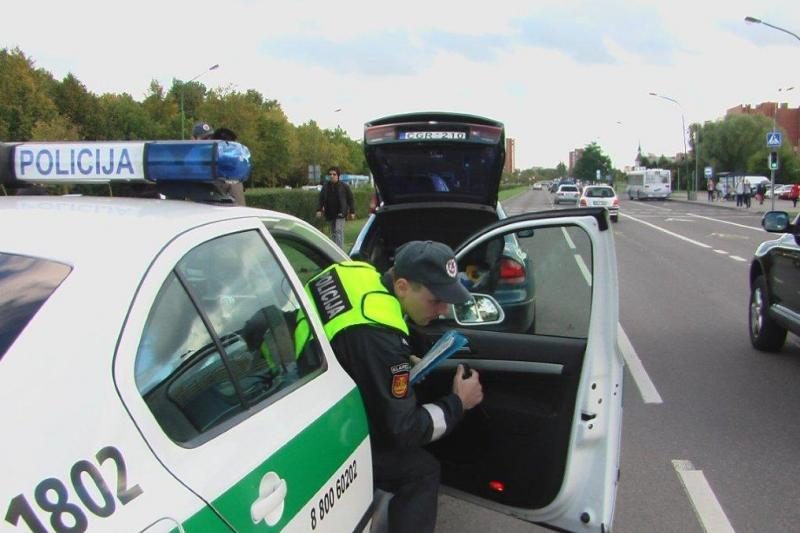 Girtas vairuotojas dar padidino vakarines transporto spūstis 