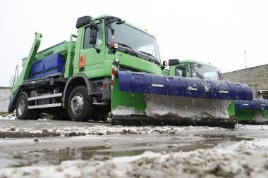 Eismo sąlygos: naktį laukia sniegas, pūga, šlapdriba, lijundra plikledis