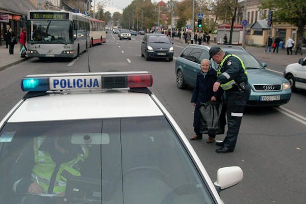 Sostinės policija stebi pėsčiųjų ir vadeliotojų elgesį Vilniaus rajone