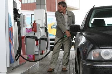 Naftos ir degalų kainos vis dar mažėja