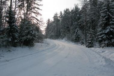 Eismo sąlygos: keliai provėžoti, yra šlapio sniego