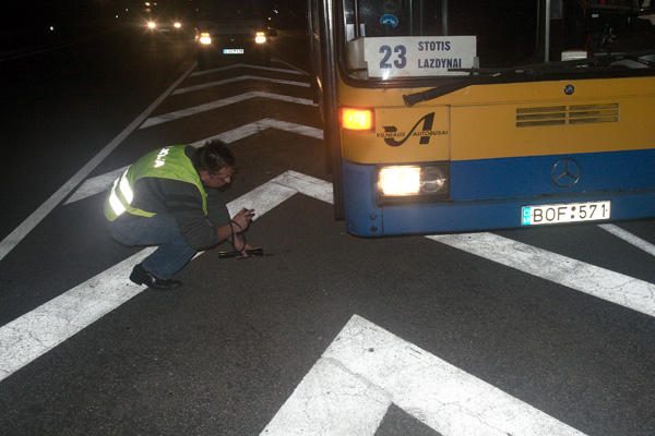 Ieškomi liudininkai, matę įvykį, kuriame buvo sutraiškytas vyras 