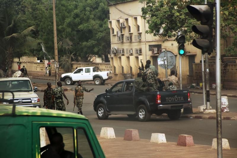 Malio kariškiai skelbia perėmę valdžią  