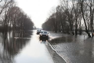 Gėgės vanduo jau užliejo Plaškių tiltą. Leitėje vanduo greitai pasieks stichinį lygį