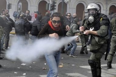 Atėnuose prieš demonstrantus policija panaudojo ašarines dujas