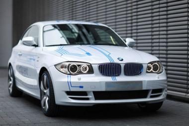 BMW veržiasi į elektromobilių rojų