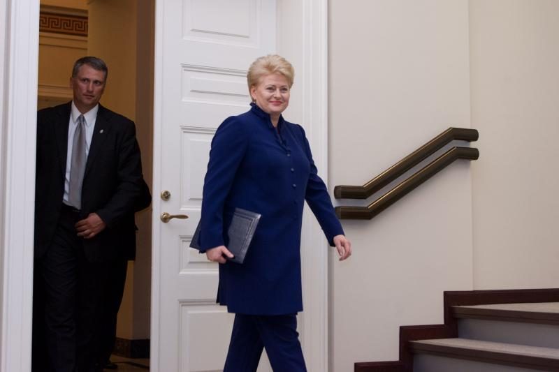 D.Grybauskaitė: atlyginimus kelti jau galima, tik atsargiai