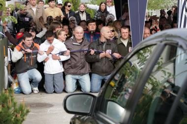 Mergaitę iš N.Venckienės galima paimti tik išvaikius minią (papildyta)