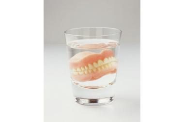 Užspringo dantų protezu
