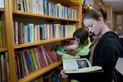 Skaitytojai tuština knygų lentynas