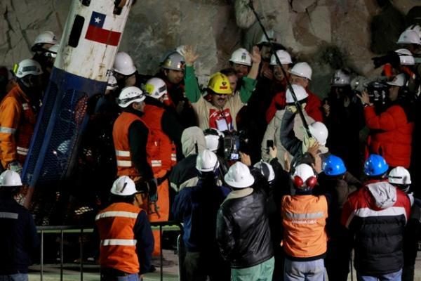 Čilėje pirmieji trys išgelbėti kalnakasiai išleisti iš ligoninės