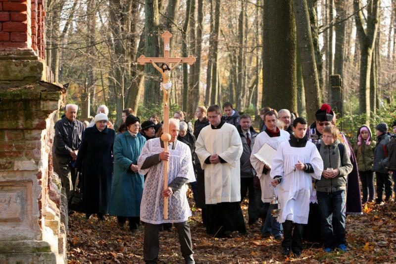 Šv. Sergijaus Radonežiečio cerkvę sušildė žvakių šviesa