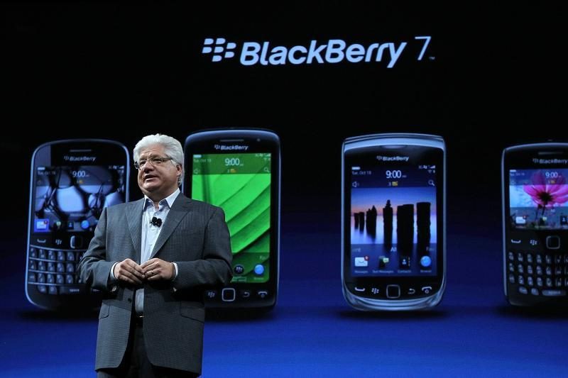 „BlackBerry“ pristatė du naujus savo išmaniuosius telefonus