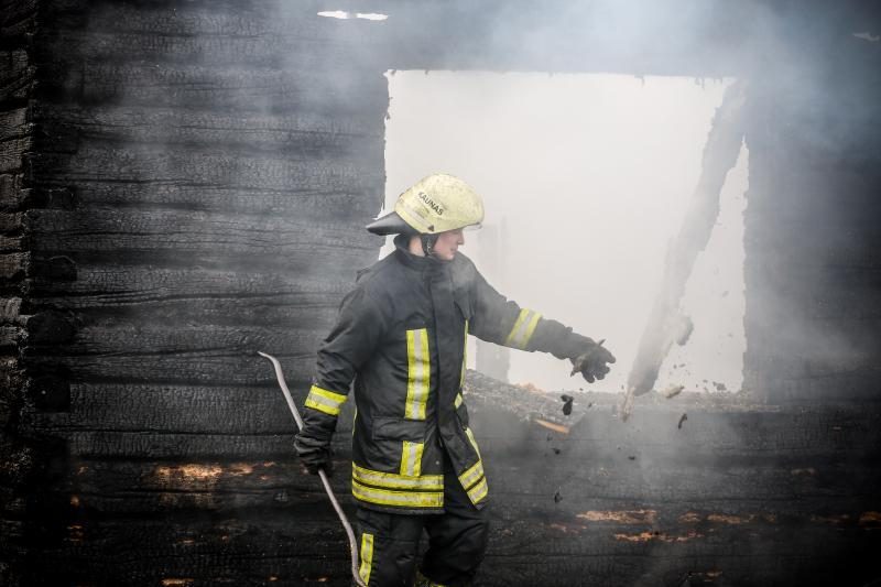 Gaisras Žiegždriuose: supleškėjo namas, senukas apdegė veidą