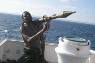 Piratai paleido prie Somalio krantų pagrobtą laivą su dvylika ukrainiečių