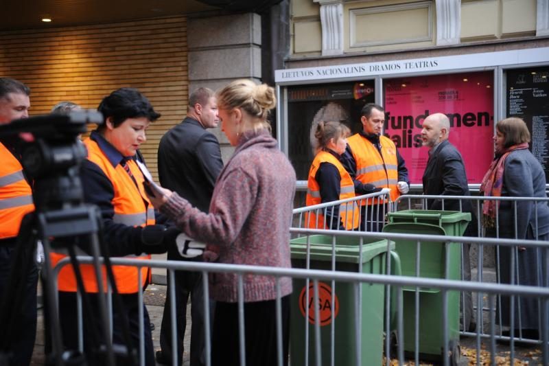 Skandalingo spektaklio žiūrovai aktoriams, režisieriui plojo atsistoję