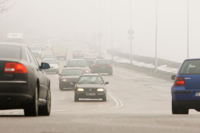 Kelininkai: eismo sąlygas sunkina rūkas ir plikledis