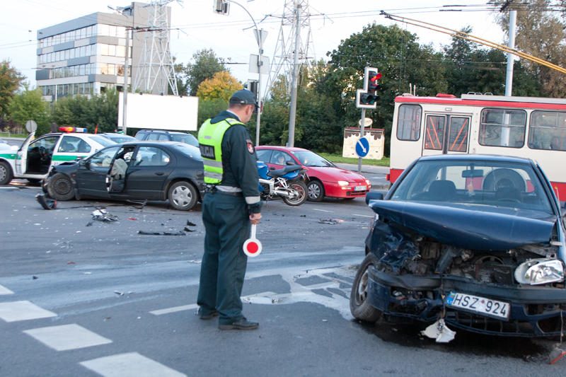 Vilniuje susidūrus automobiliams nukentėjo motociklininkas