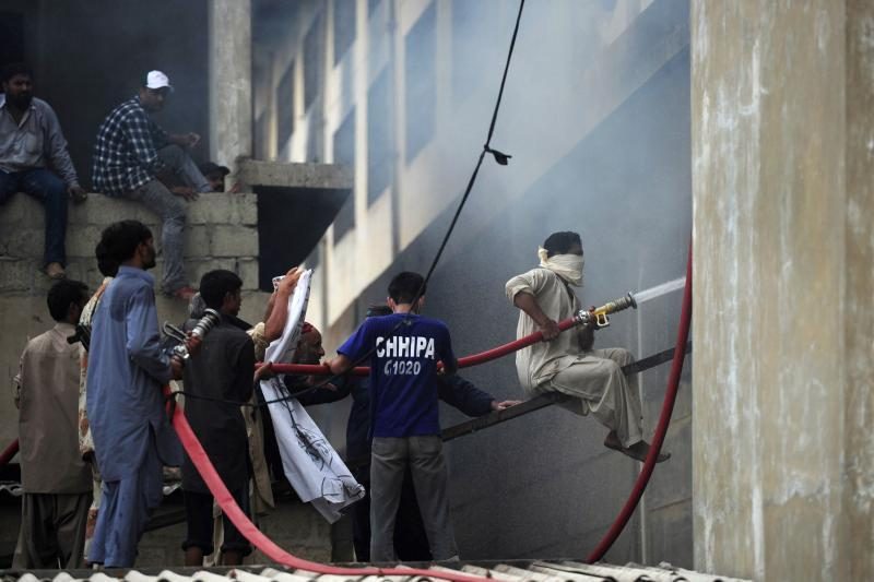 Pakistane per gaisrą drabužių fabrike žuvo mažiausiai 289 žmonės
