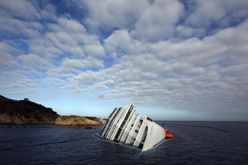 Šiemet katastrofą patyrusio „Costa Concordia“ įgula gavo apdovanojimą