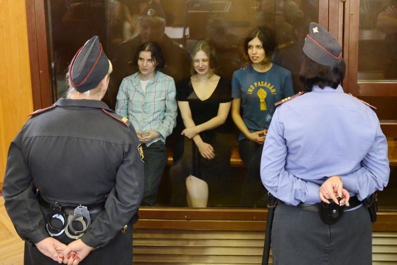 Rusijos teismas paliko už grotų dvi „Pussy Riot“ nares, trečią paleido