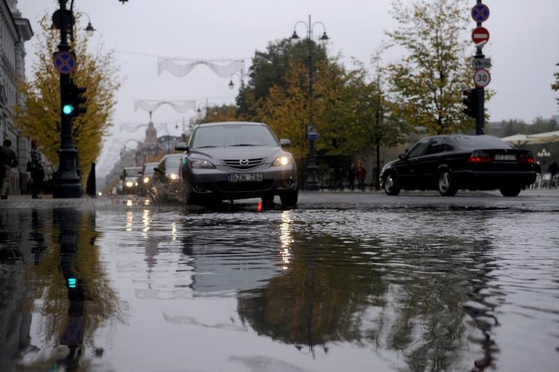 Vilniaus centre automobiliai važiavo per kanalizacijos balas