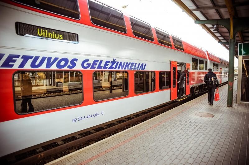 „Lietuvos geležinkelių“ dovana vaikams - kelionė dviaukščiu traukiniu 