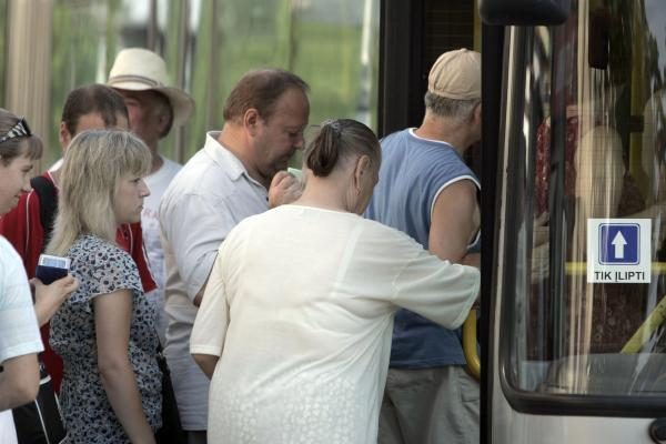 Nauja keleivių laipinimo tvarka Vilniuje prigyja sunkiai 