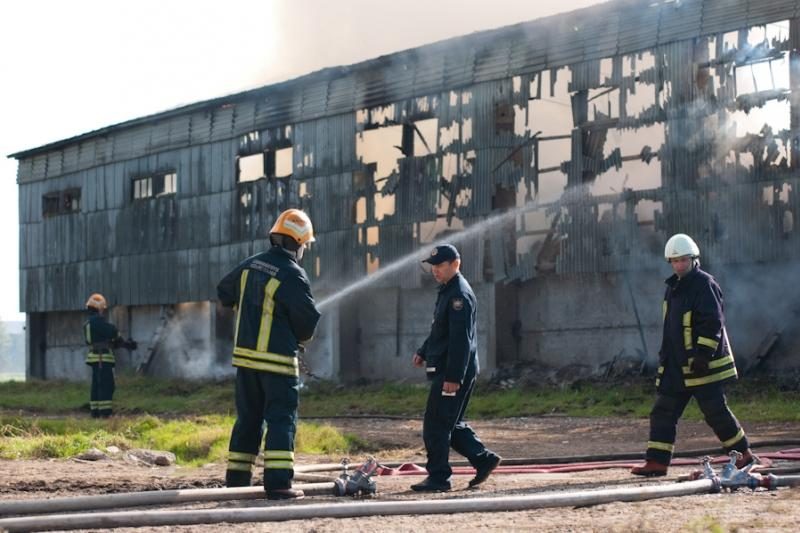 Kauno rajone užsiliepsnojo pastatas su šienu