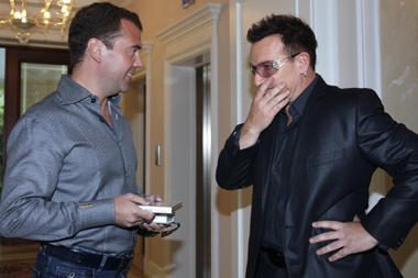D.Medvedevas su grupės U2 lyderiu diskutavo apie mėsainius 