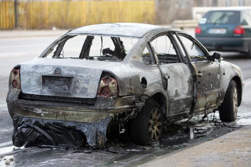 Lietuvoje sudegė penki automobiliai