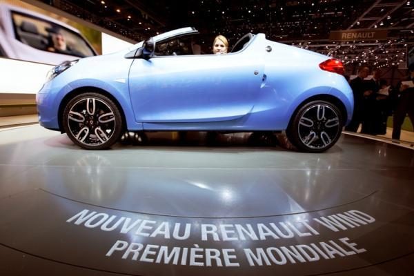 „Renault“ mainais į naują automobilį pasiūlė britams... nusirengti
