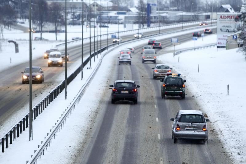 Dėl gausaus sniego vilniečiai užstrigo spūstyse, vėlavo į darbus