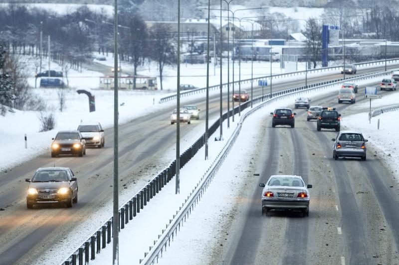 Dėl gausaus sniego vilniečiai užstrigo spūstyse, vėlavo į darbus