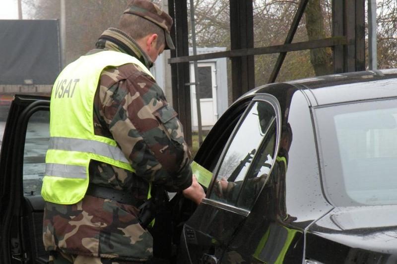 Draudimo neturėjęs vairuotojas pareigūnams siūlė kyšį