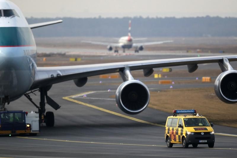 Frankfurte tęsiantis oro uosto streikui atšaukiama daugiau skrydžių