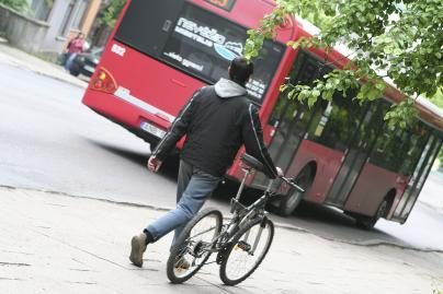 Naktį į troleibusą ar autobusą – tik pro priekines duris