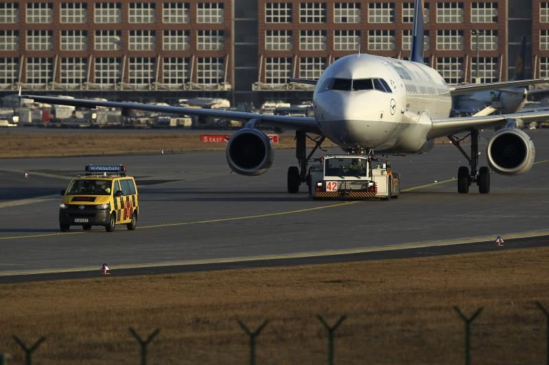 Frankfurte tęsiantis oro uosto streikui atšaukiama daugiau skrydžių