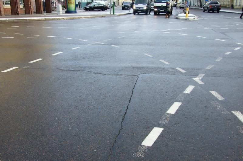 Klaipėdos centre įtrūko gatvės grindinys (foto)