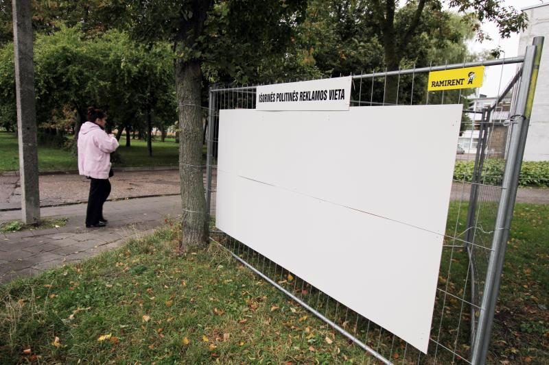 Politikai plakatus klijuos ant 40 tūkst. litų kainavusių stendų