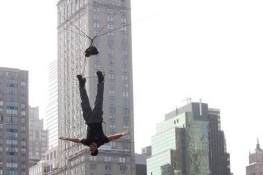 Iliuzionistas 60 valandų žemyn galva kabos virš Niujorko