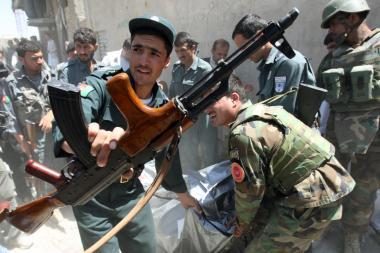 NATO sutarė šiais metais pradėti perduoti Afganistano vyriausybei šalies kontrolę 