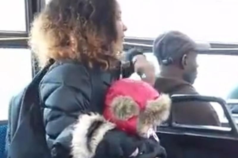 Autobuse: agresyvi mamytė numeta vaiką ir puola keleivei į „atlapus“