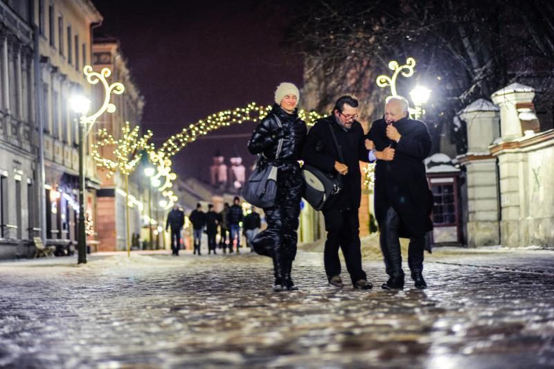 Lietuvoje naktį eismo sąlygas sunkins plikledis