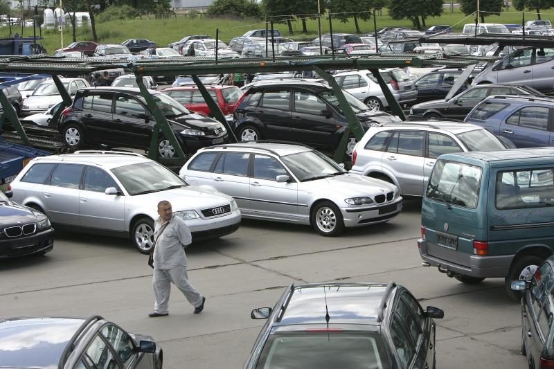 Mažmeninė prekyba lėtėjo dėl vangios prekybos automobiliais