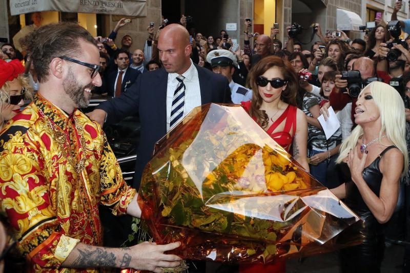 Papilnėjusi Lady Gaga susitiko su dizainere D. Versace (foto)